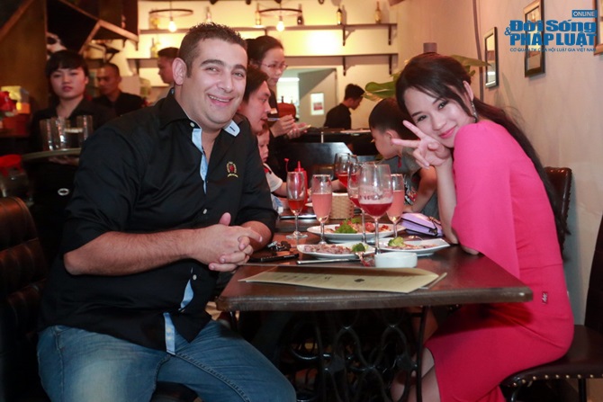 Andrea kín đáo đi sự kiện cùng trai lạ