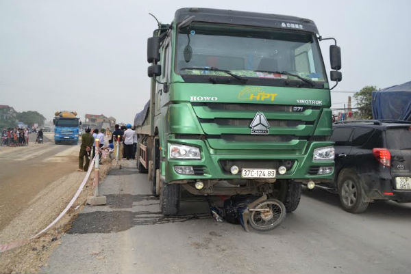 Cả gia đình chết thảm dưới bánh xe 