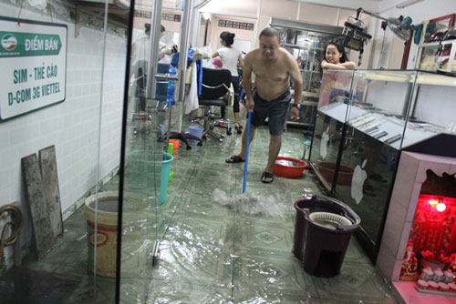 Dân Sài Gòn lại khốn đốn vì ngập nước