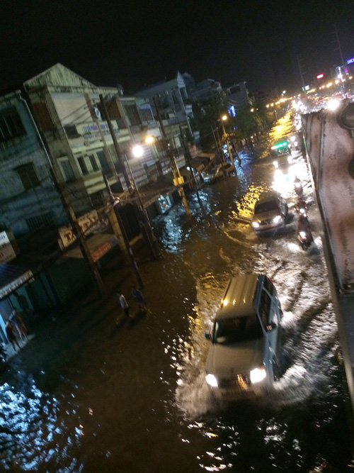 Dân Sài Gòn lại khốn đốn vì ngập nước