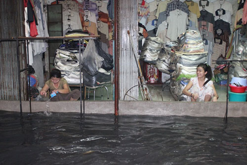 Dân Sài Gòn lại khốn đốn vì ngập nước