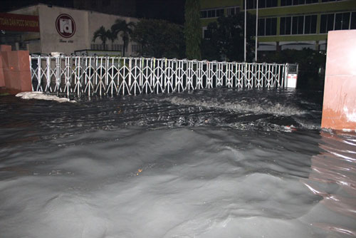 Dân Sài Gòn lại khốn đốn vì ngập nước