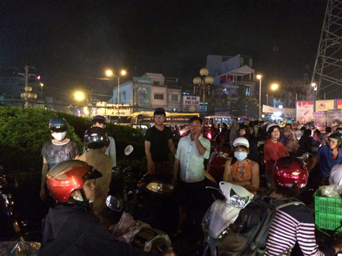 Dân Sài Gòn lại khốn đốn vì ngập nước