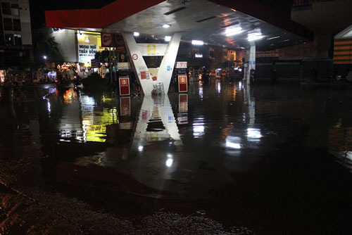 Dân Sài Gòn lại khốn đốn vì ngập nước