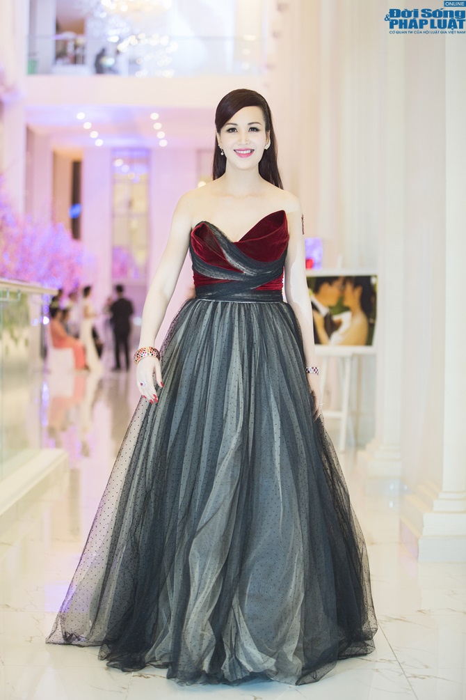 Hoa hậu Diệu Hoa xuất hiện đẹp mê đắm lòng người, trẻ trung với t