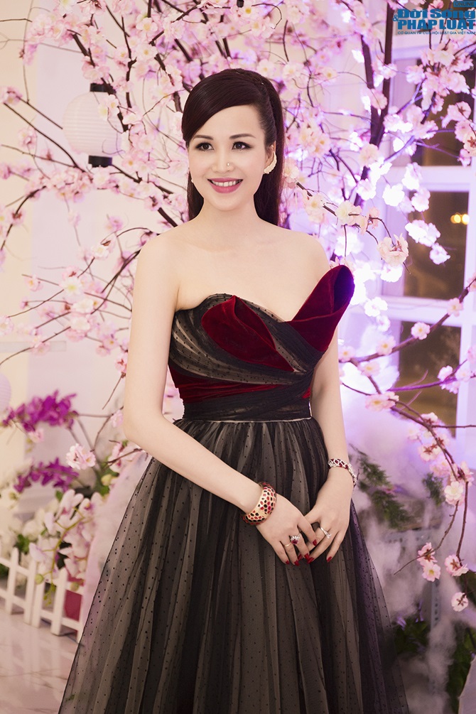 Hoa hậu Diệu Hoa xuất hiện đẹp mê đắm lòng người, trẻ trung với t