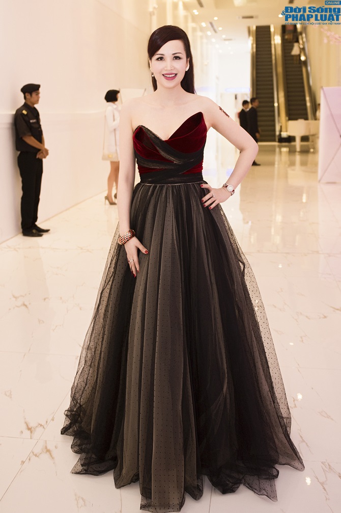 Hoa hậu Diệu Hoa xuất hiện đẹp mê đắm lòng người, trẻ trung với t