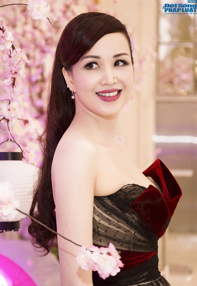 Hoa hậu Diệu Hoa xuất hiện đẹp mê đắm lòng người, trẻ trung với t