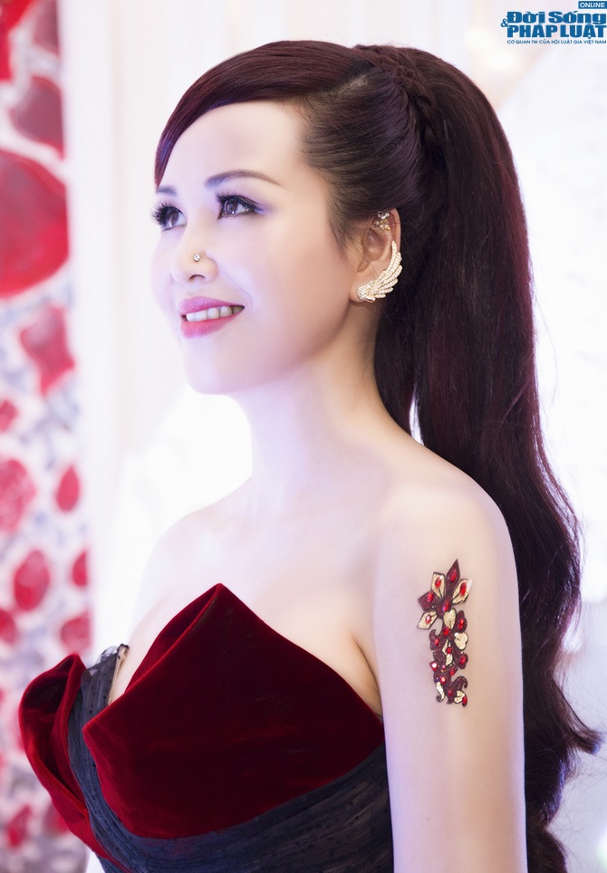 Hoa hậu Diệu Hoa xuất hiện đẹp mê đắm lòng người, trẻ trung với t