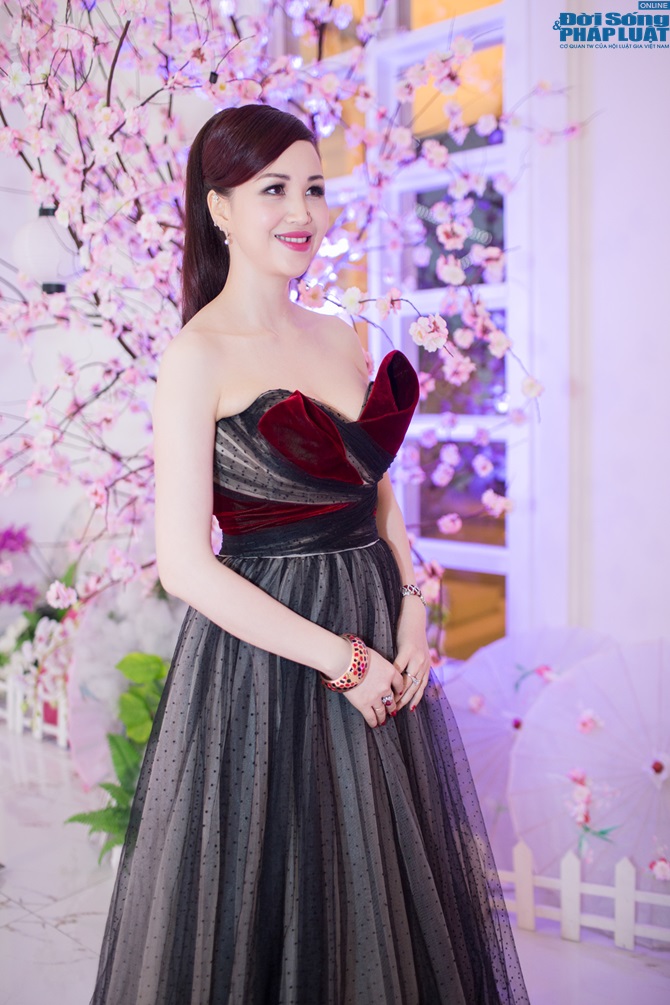 Hoa hậu Diệu Hoa xuất hiện đẹp mê đắm lòng người, trẻ trung với t