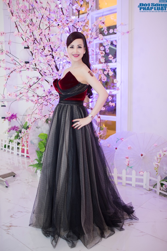 Hoa hậu Diệu Hoa xuất hiện đẹp mê đắm lòng người, trẻ trung với t