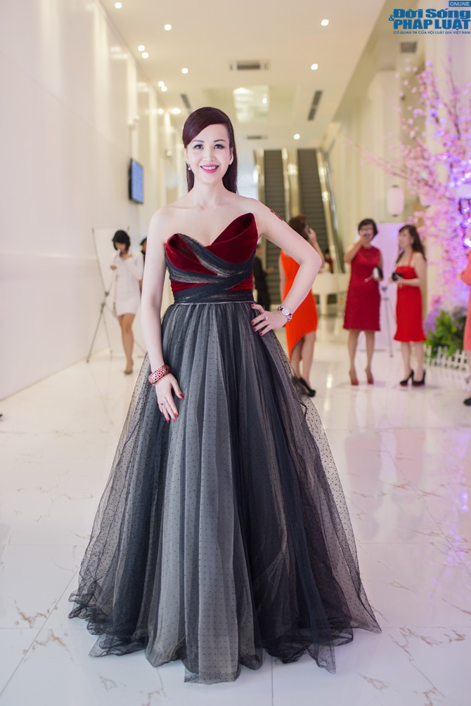 Hoa hậu Diệu Hoa xuất hiện đẹp mê đắm lòng người, trẻ trung với t