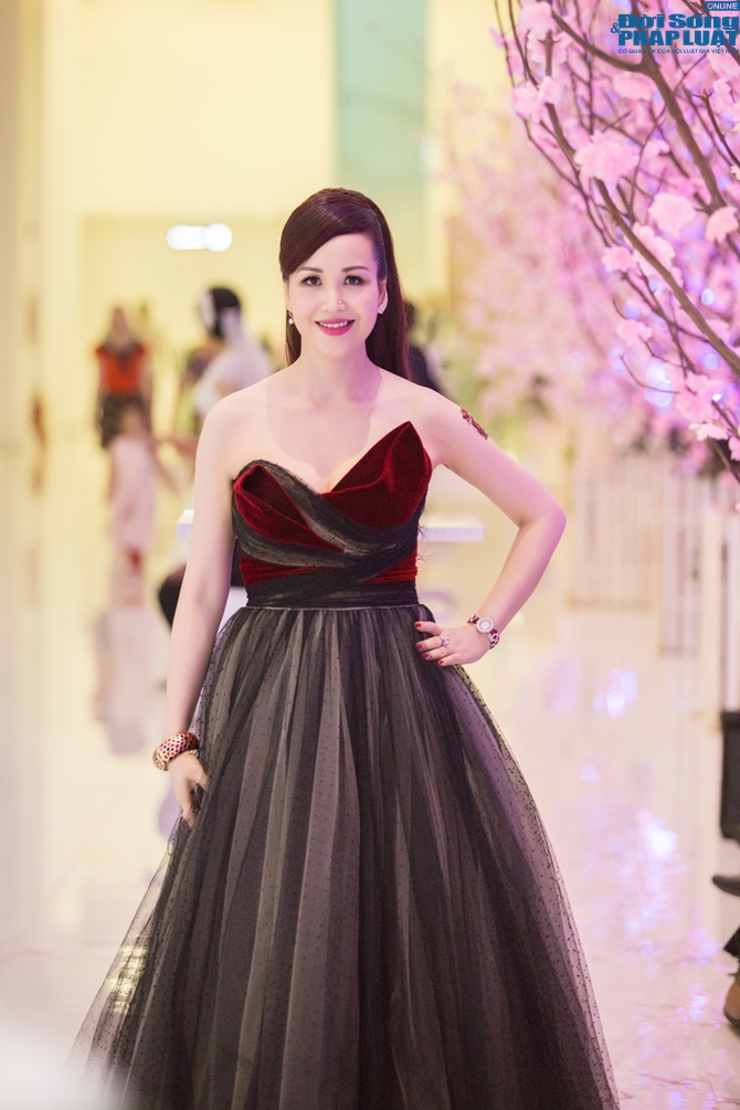 Hoa hậu Diệu Hoa xuất hiện đẹp mê đắm lòng người, trẻ trung với t