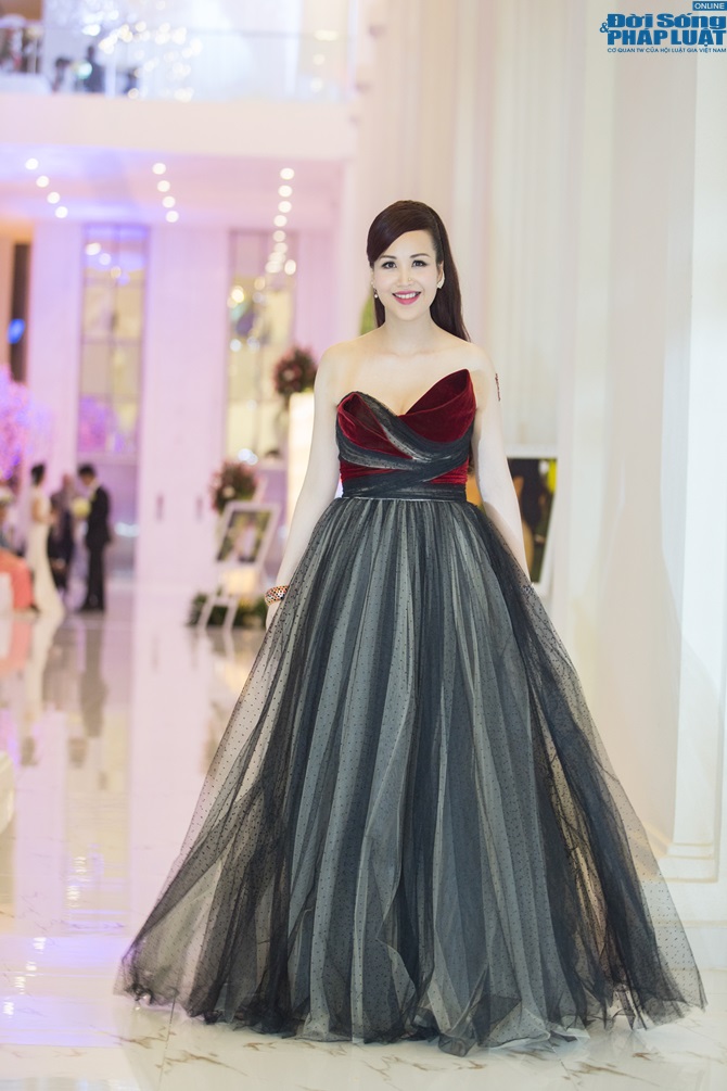 Hoa hậu Diệu Hoa xuất hiện đẹp mê đắm lòng người, trẻ trung với t