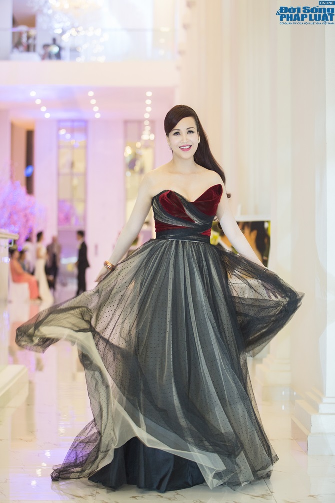 Hoa hậu Diệu Hoa xuất hiện đẹp mê đắm lòng người, trẻ trung với t