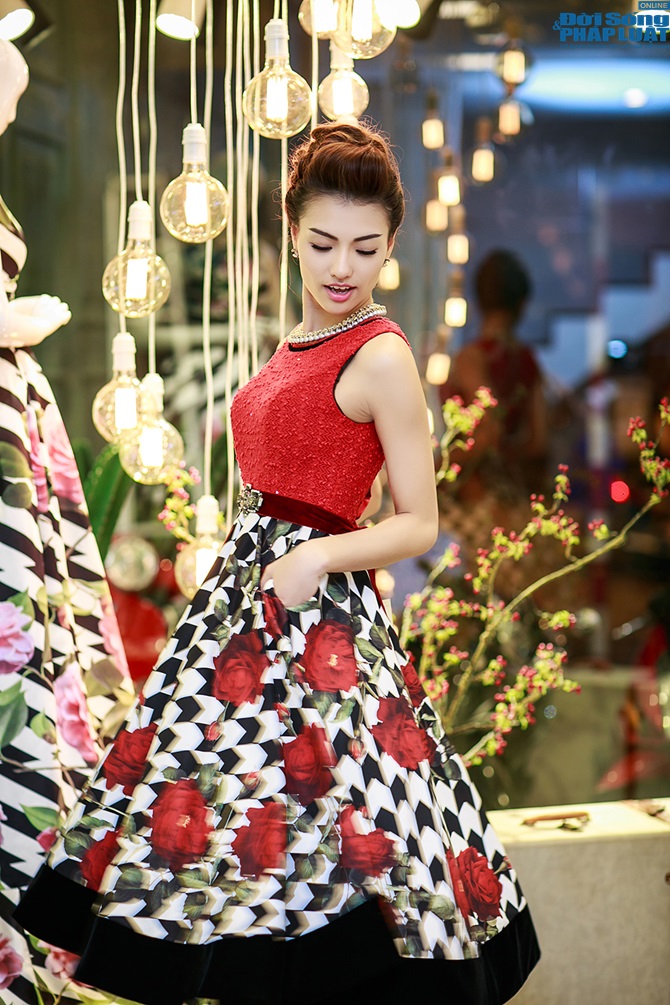 Hồng Quế thay 2 váy trong sự kiện