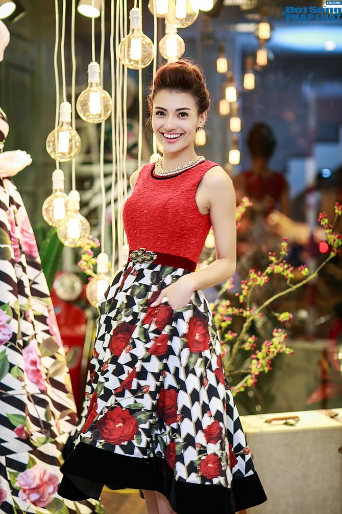 Hồng Quế thay 2 váy trong sự kiện