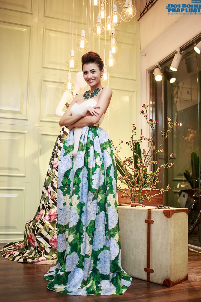 Hồng Quế thay 2 váy trong sự kiện