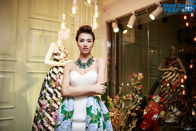 Hồng Quế thay 2 váy trong sự kiện