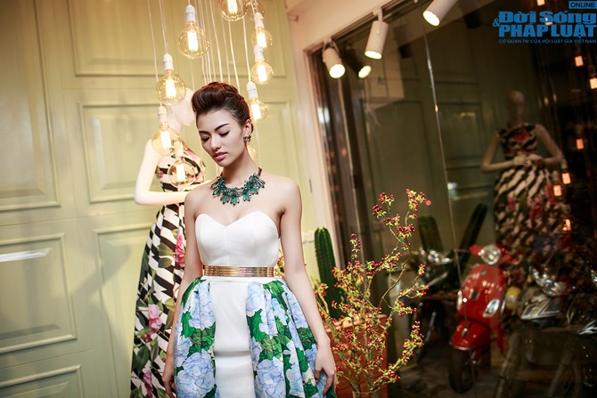 Hồng Quế thay 2 váy trong sự kiện