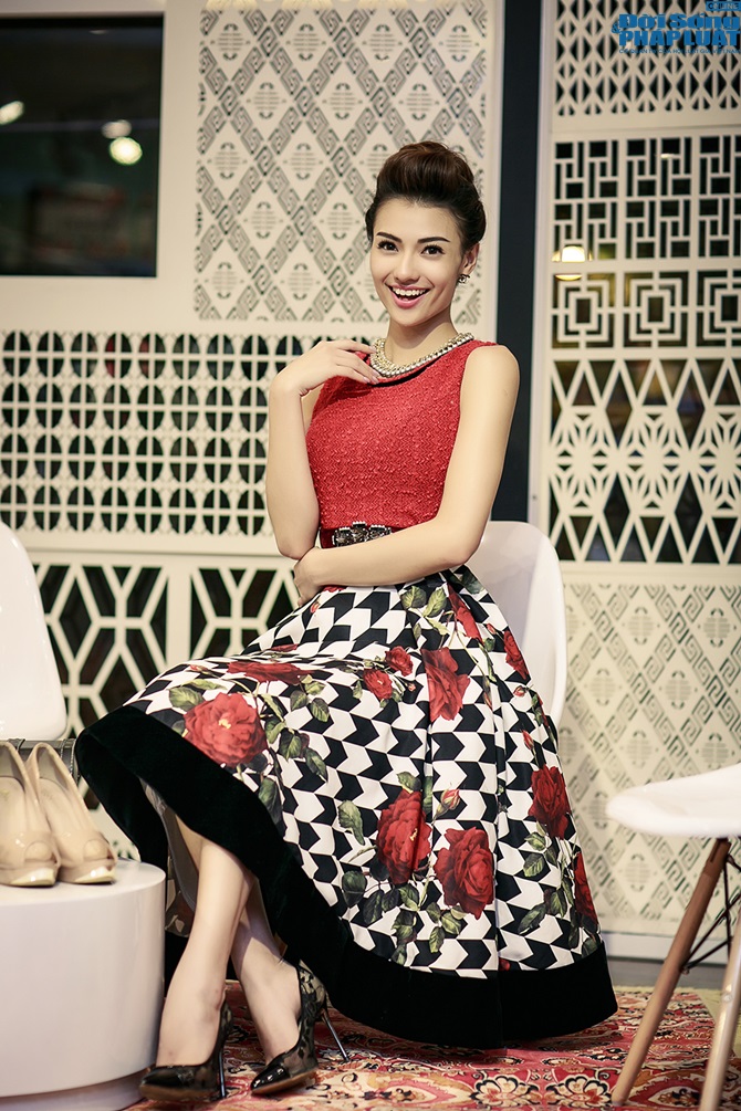 Hồng Quế thay 2 váy trong sự kiện