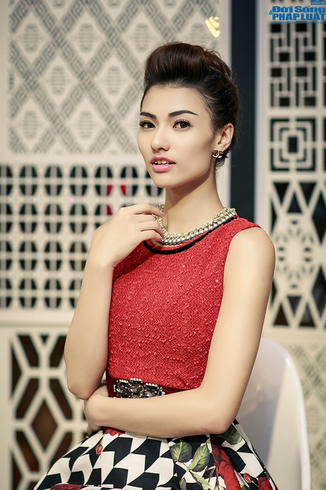 Hồng Quế thay 2 váy trong sự kiện