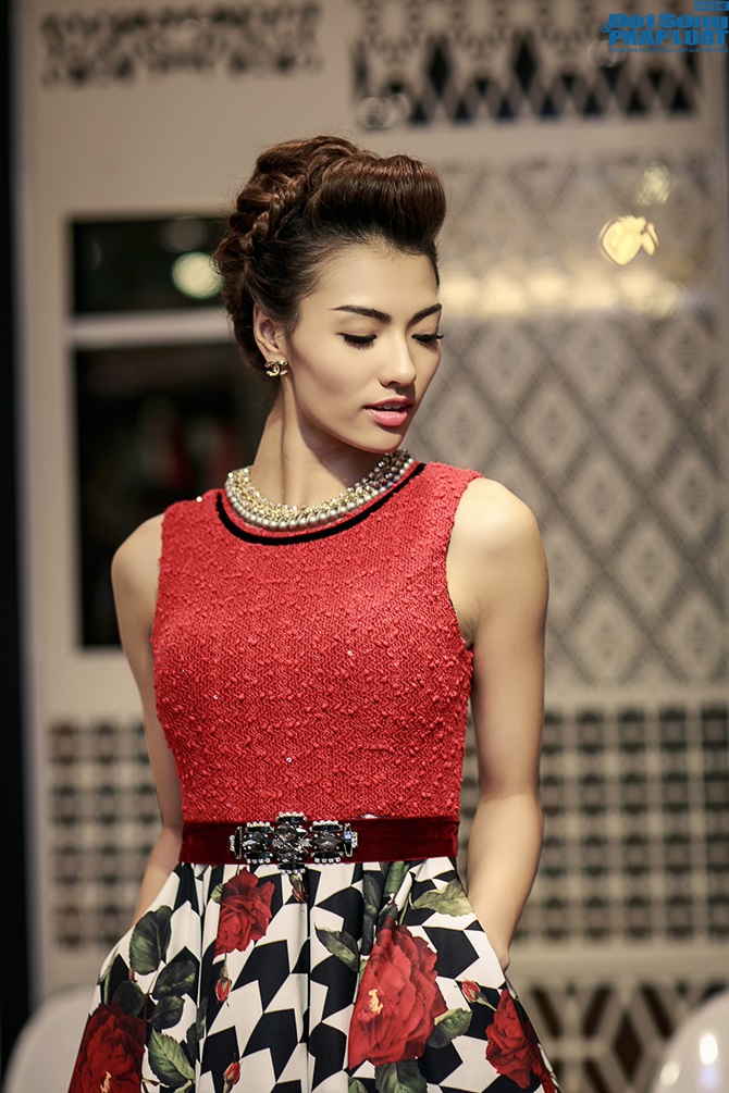 Hồng Quế thay 2 váy trong sự kiện