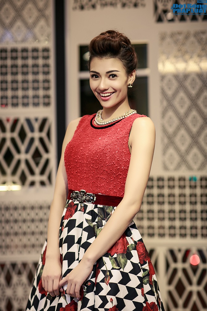 Hồng Quế thay 2 váy trong sự kiện