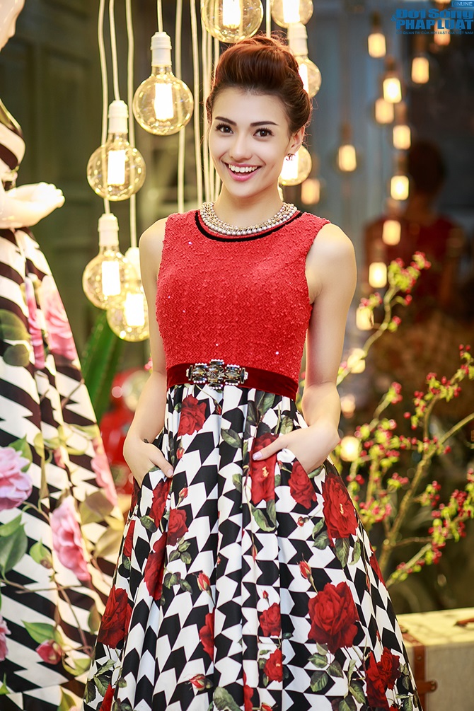 Hồng Quế thay 2 váy trong sự kiện