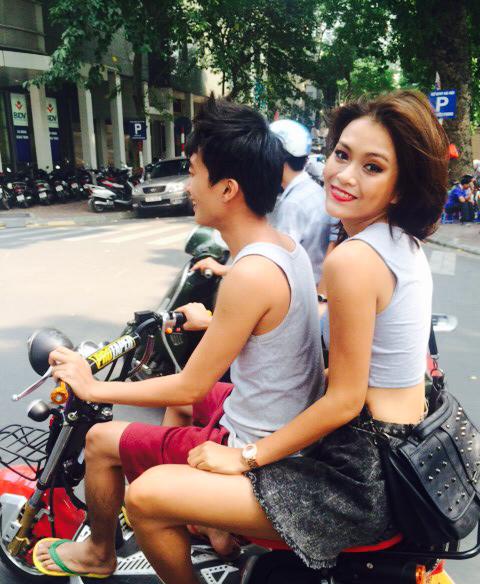 Mâu Thủy bị fans nhắc nhở vì không đội mũ bảo hiểm