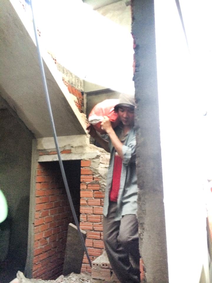 Đàm Vĩnh Hưng bốc gạch, xách vữa