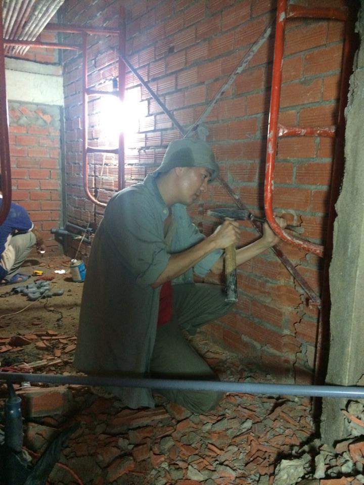 Đàm Vĩnh Hưng bốc gạch, xách vữa