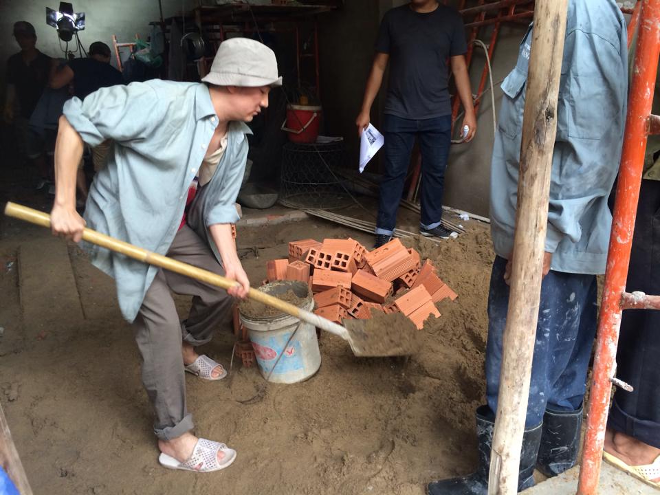 Đàm Vĩnh Hưng bốc gạch, xách vữa