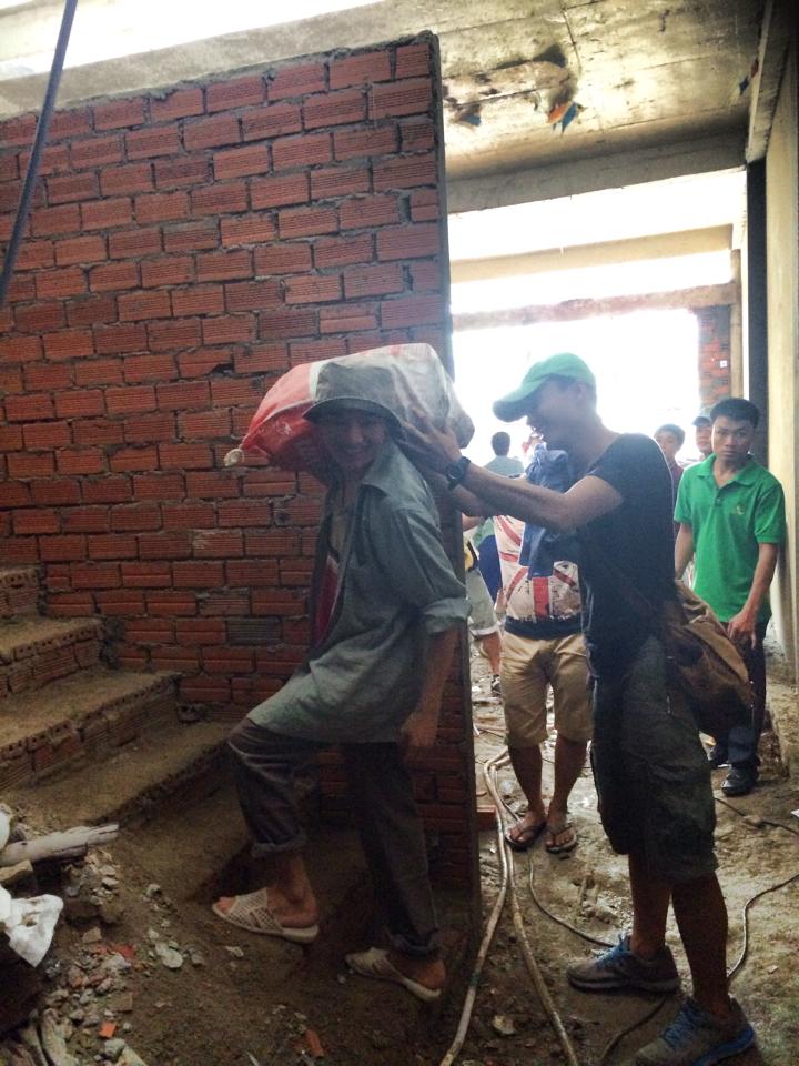 Đàm Vĩnh Hưng bốc gạch, xách vữa