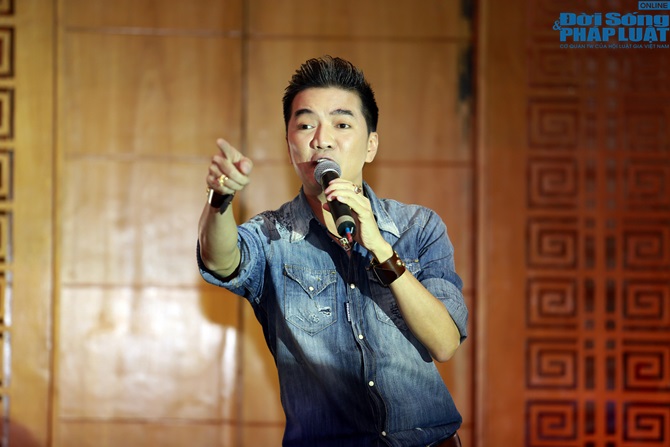 Đàm Vĩnh Hưng hết lòng chiều fans dù vội cuống cuồng chạy show