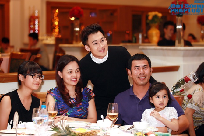 Đàm Vĩnh Hưng hết lòng chiều fans dù vội cuống cuồng chạy show