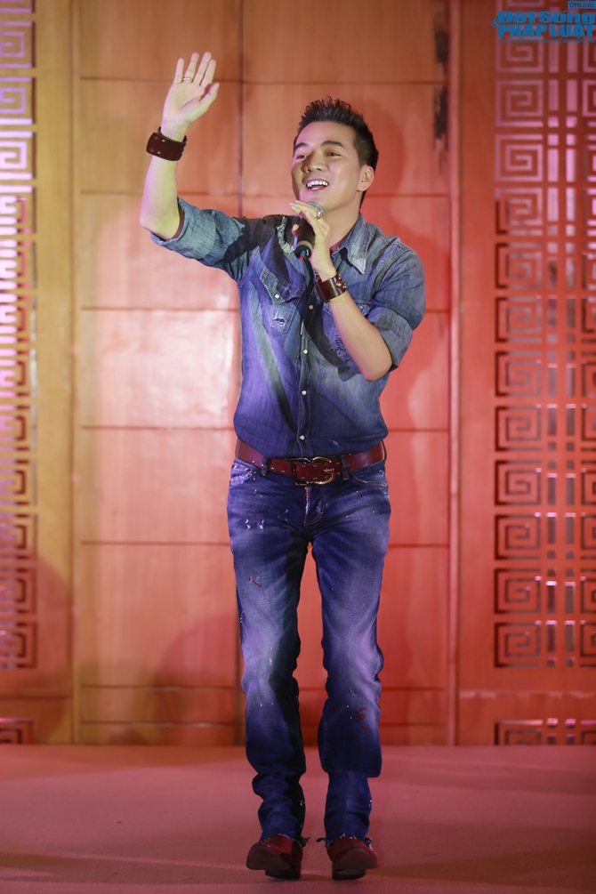 Đàm Vĩnh Hưng hết lòng chiều fans dù vội cuống cuồng chạy show