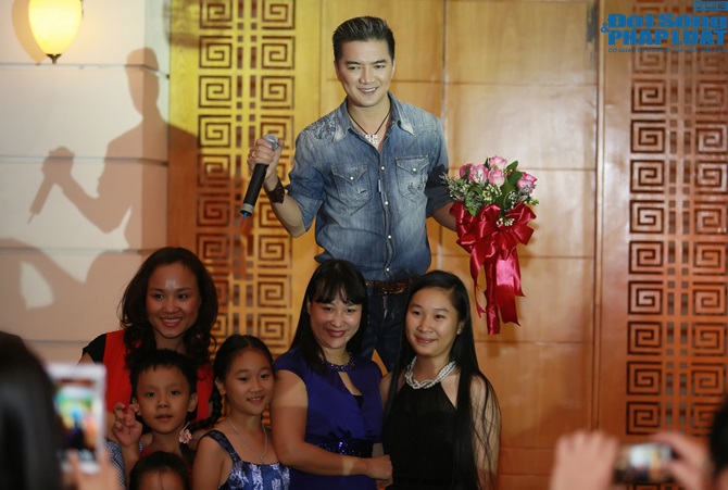 Đàm Vĩnh Hưng hết lòng chiều fans dù vội cuống cuồng chạy show