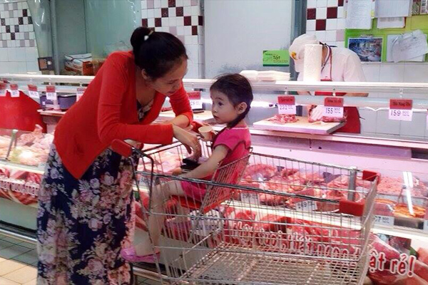 Diễm Hương giản dị khoe bụng bầu đi siêu thị