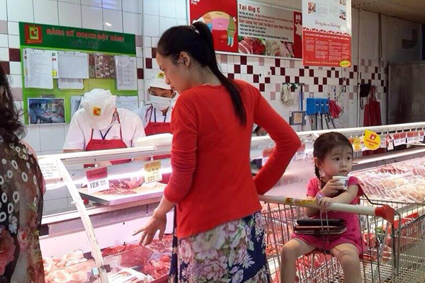 Diễm Hương giản dị khoe bụng bầu đi siêu thị