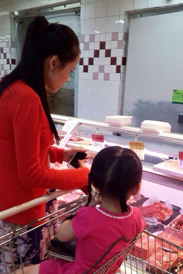 Diễm Hương giản dị khoe bụng bầu đi siêu thị