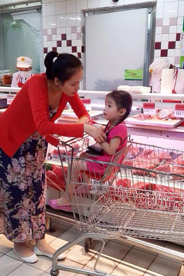 Diễm Hương giản dị khoe bụng bầu đi siêu thị