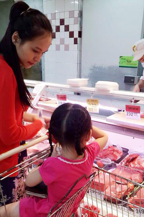 Diễm Hương giản dị khoe bụng bầu đi siêu thị