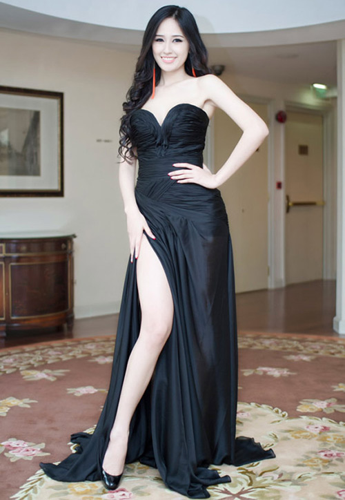 Mai Phương Thúy gợi cảm với váy xẻ cao bất tận Mai Phương Thúy gợi cảm với váy xẻ cao bất tận