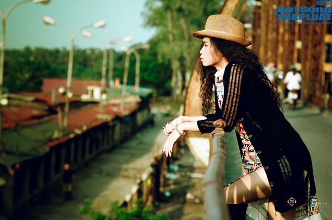 Đồng Lan diện áo dài và short ngắn khoe chân thon