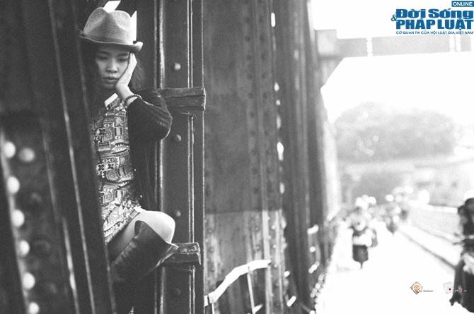 Đồng Lan diện áo dài và short ngắn khoe chân thon