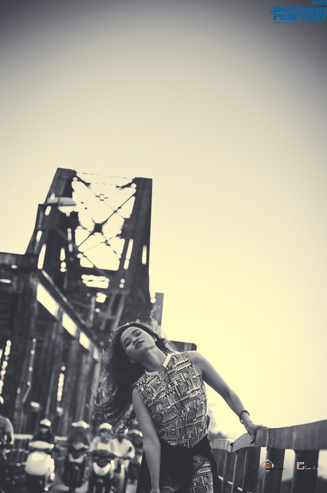 Đồng Lan diện áo dài và short ngắn khoe chân thon