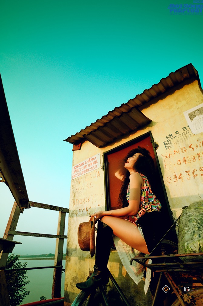 Đồng Lan diện áo dài và short ngắn khoe chân thon