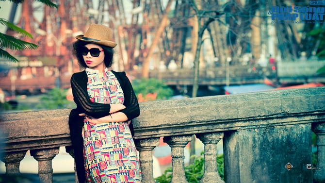 Đồng Lan diện áo dài và short ngắn khoe chân thon