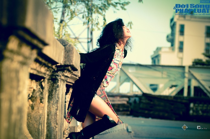 Đồng Lan diện áo dài và short ngắn khoe chân thon